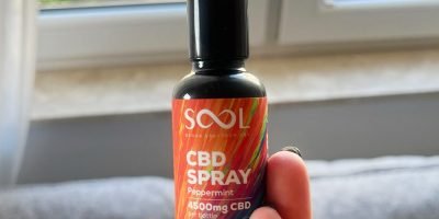 Sool- Broad-Spectrum- CBD- Oil-Spray-Peppermint-4500-mg- CBD- in-use